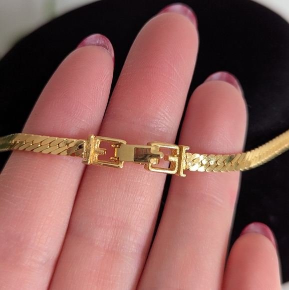 ❌ SOLD ❌ Givenchy rhinestone G gold necklace with ribbon - Picture 6 of 12